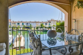 Studio with balcony overlooking the port